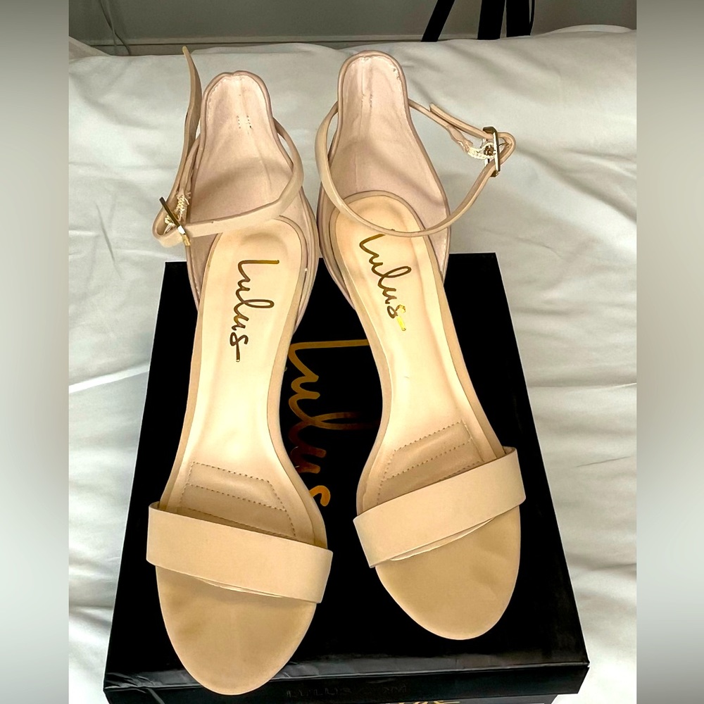 Lulús sandals color cream size 6.5